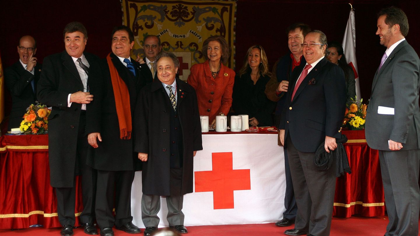 Paco Arévalo, con otros compañeros humoristas, en una cuestación solidaria, junto a la reina Sofía. (Europa Press)