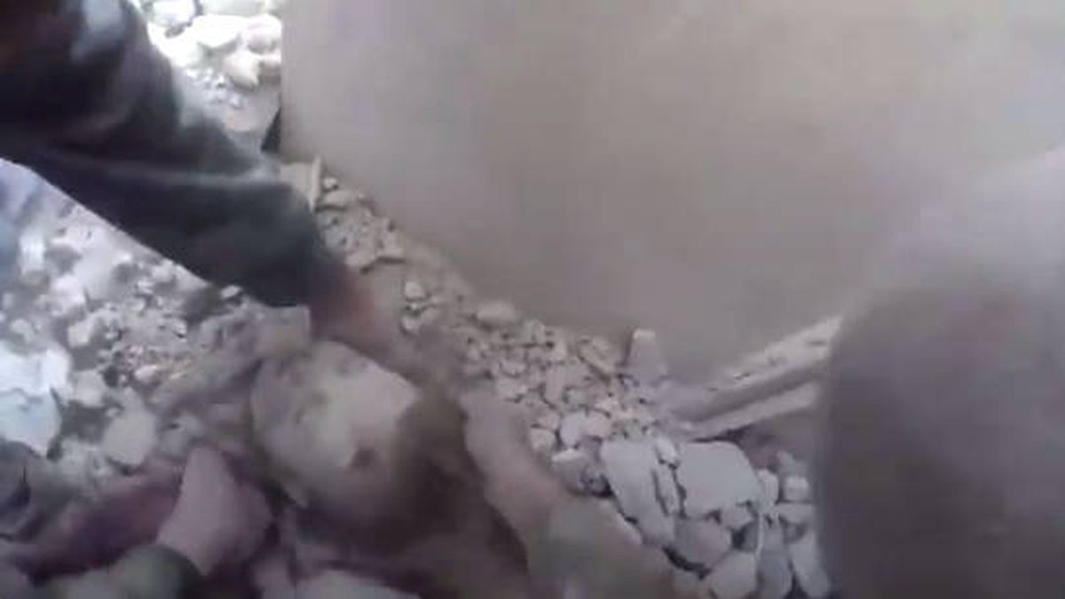 Un milagro en medio de la matanza en Siria: rescatan a un bebé bajo los escombros