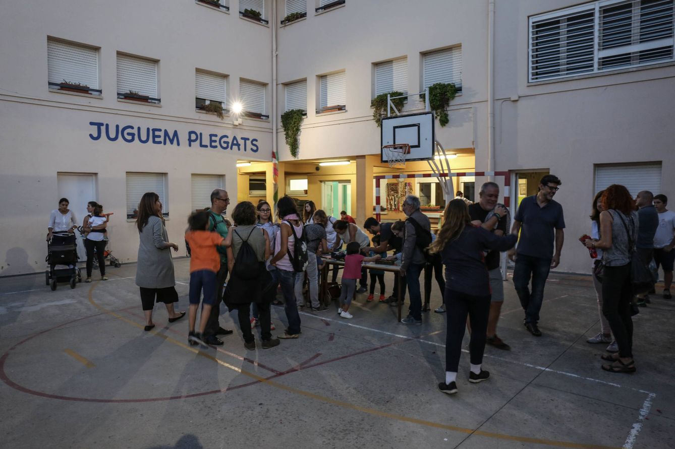 Un grupo de padres se organiza en el patio de la escuela Enric Casassas. (D.B.)