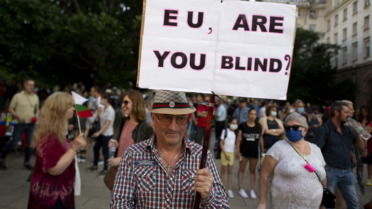 Manifestantes búlgaros con un cartel que dice 'UE, ¿estás ciega?'. (Reuters)