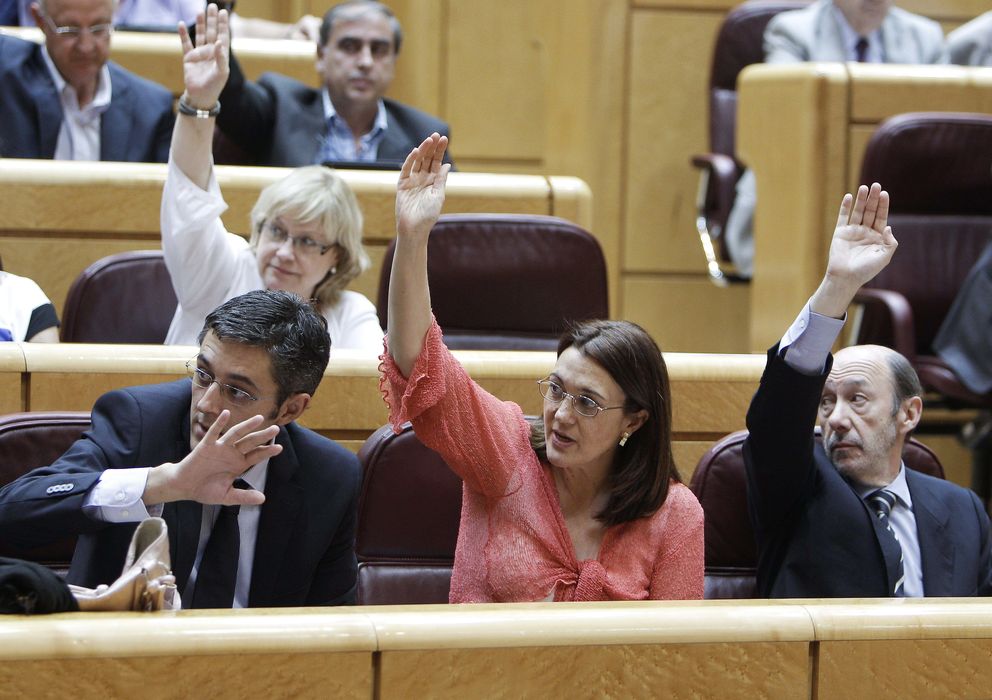 Foto: El secretario general del PSOE, Alfredo Pérez Rubalcaba (d), la portavoz socialista, Soraya Rodríguez (c), y el secretario general, Eduardo Madina 