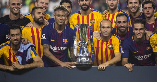 Foto: Los jugadores del F.C. Barcelona posan tras ganar el partido contra el Real Madrid del torneo Internantional Champions Cup . (EFE/ Edu Bayer)
