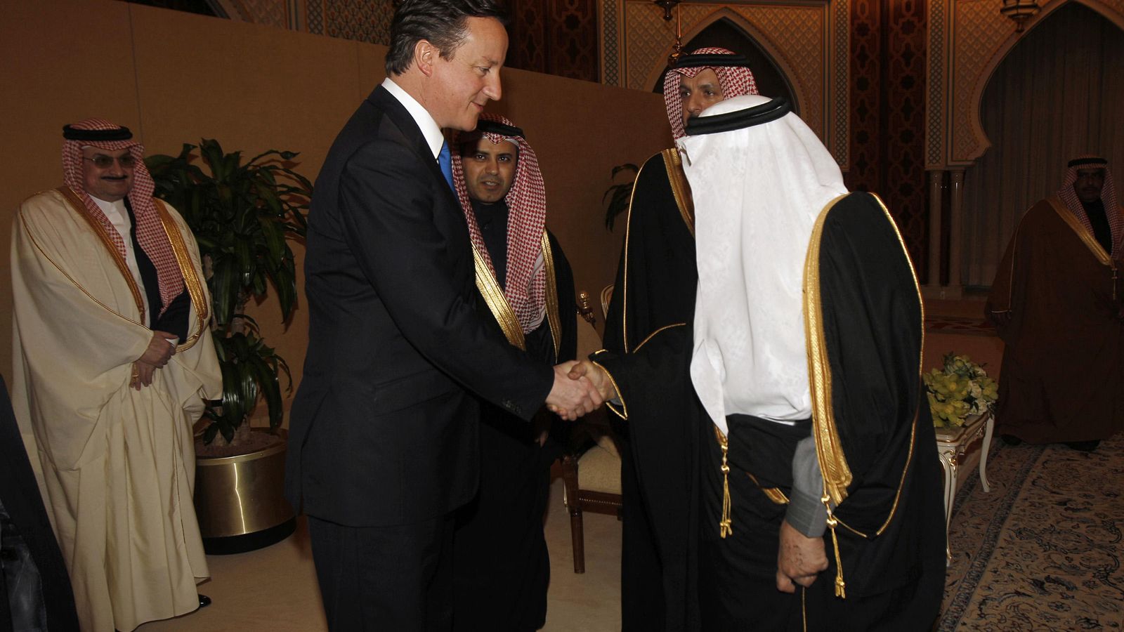 Foto: El primer ministro David Cameron junto al príncipe Nayef durante una vista del 'premier' a Riad, Arabia Saudí, el 13 de enero de 2012 (Reuters).