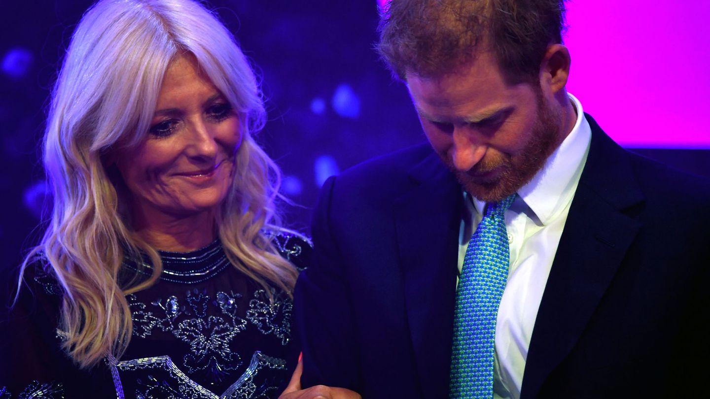 El príncipe Harry emocionado al hablar de su familia durante la ceremonia de los premios WellChild en Londres. (Reuters)