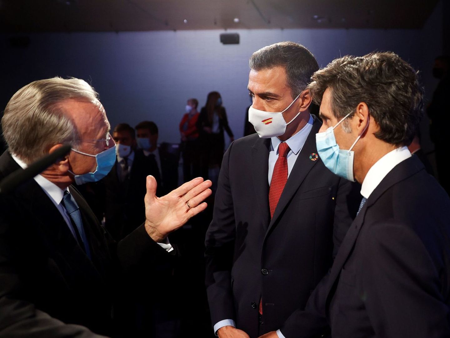 El presidente del Gobierno, Pedro Sánchez (c), conversa con el presidente de la Fundación la Caixa, Isidre Fainé (i), y el presidente de Telefónica, José María Álvarez-Pallete (d). (EFE)