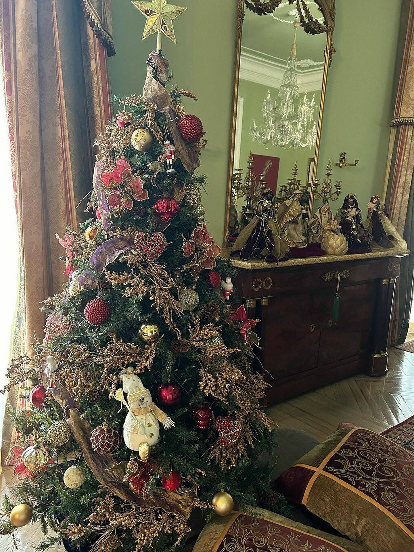 El árbol de Navidad y el belén de Carmen. (Instagram/@carmen_lomana)