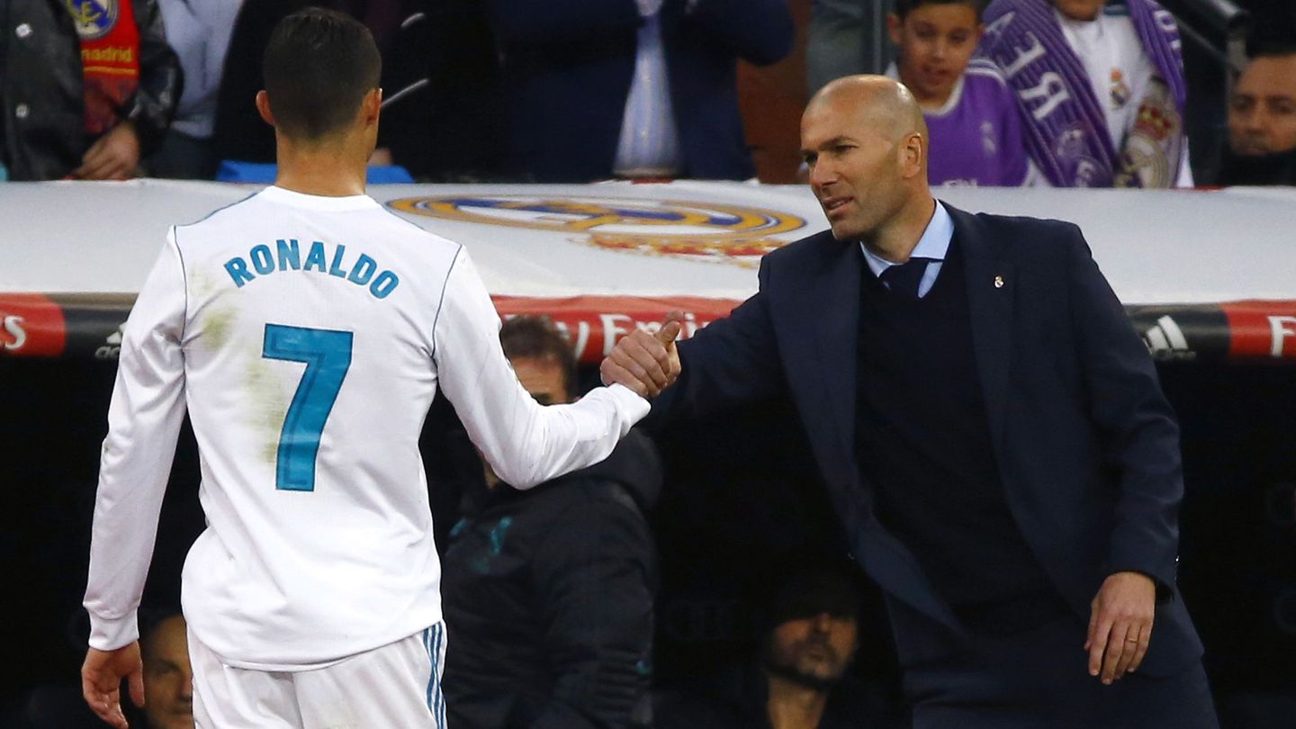 Cristiano Ronaldo saluda a Zinédine Zidane al finalizar un encuentro. (Reuters)