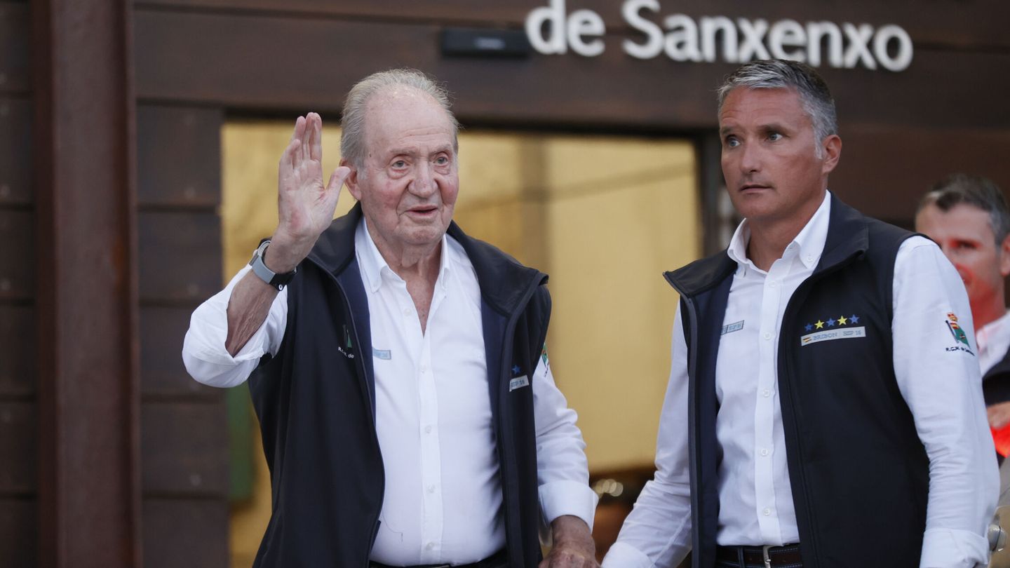 El rey Juan Carlos en el Club Náutico de Sanxenxo. (EFE/Lavandeira Jr)