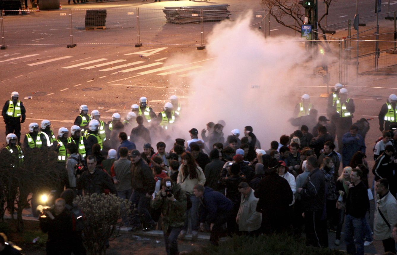 Enfrentamientos entre la policía antidisturbios y miembros de la minoría rusa en Tallin, el 26 de abril de 2007. (Reuters)
