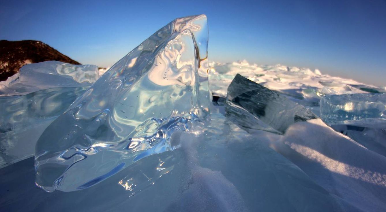 Agua cristalina del lago Baikal, Siberia.