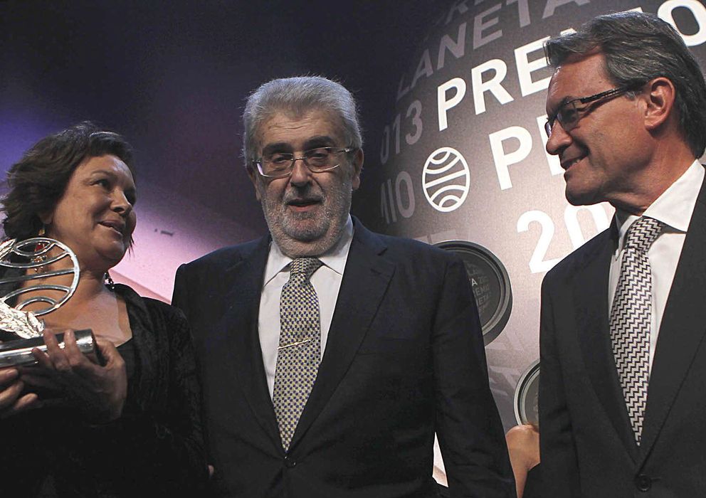 Foto: El presidente del Grupo Planeta, José Manuel Lara (c), en la reciente gala del Premio Planeta junto a la ganadora Calra Sánchez y el president Artur Mas. (EFE) 