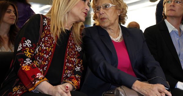 Foto:  La alcadesa de Madrid, Manuela Carmena (d), conversa con la presidenta de la Comunidad, Cristina Cifuentes (i), durante un acto público celebrado el pasado mes de mayo. (EFE)