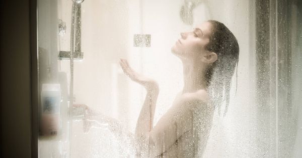 Foto: Lo españoles nos duchamos una media de 6,8 veces por semana. (iStock)