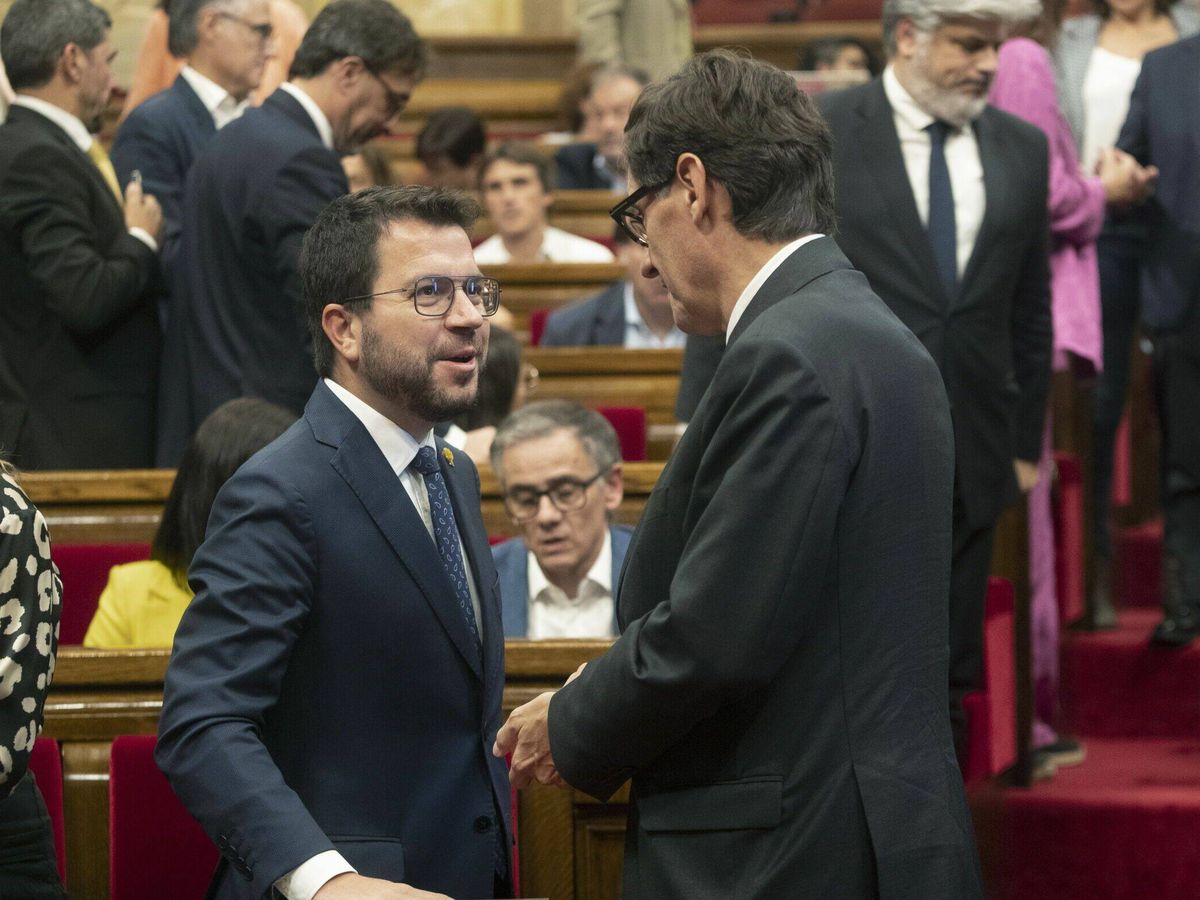 Foto: Pere Aragonès y Salvador Illa, en el Parlamento de Cataluña. (EFE/Marta Pérez)
