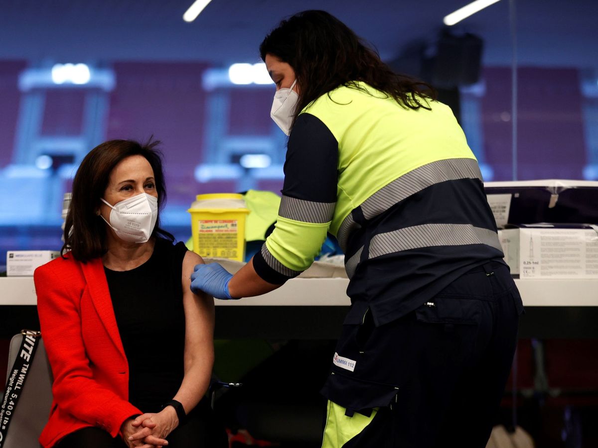 Foto: La ministra de Defensa Margarita Robles, recibe la primera dosis de la vacuna de AstraZeneca. (EFE)