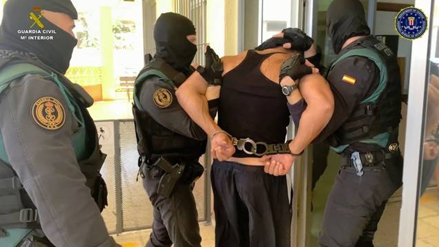 Los agentes trasladan al detenido, acusado de secuestro, amenazas y tortura (Guardia Civil)