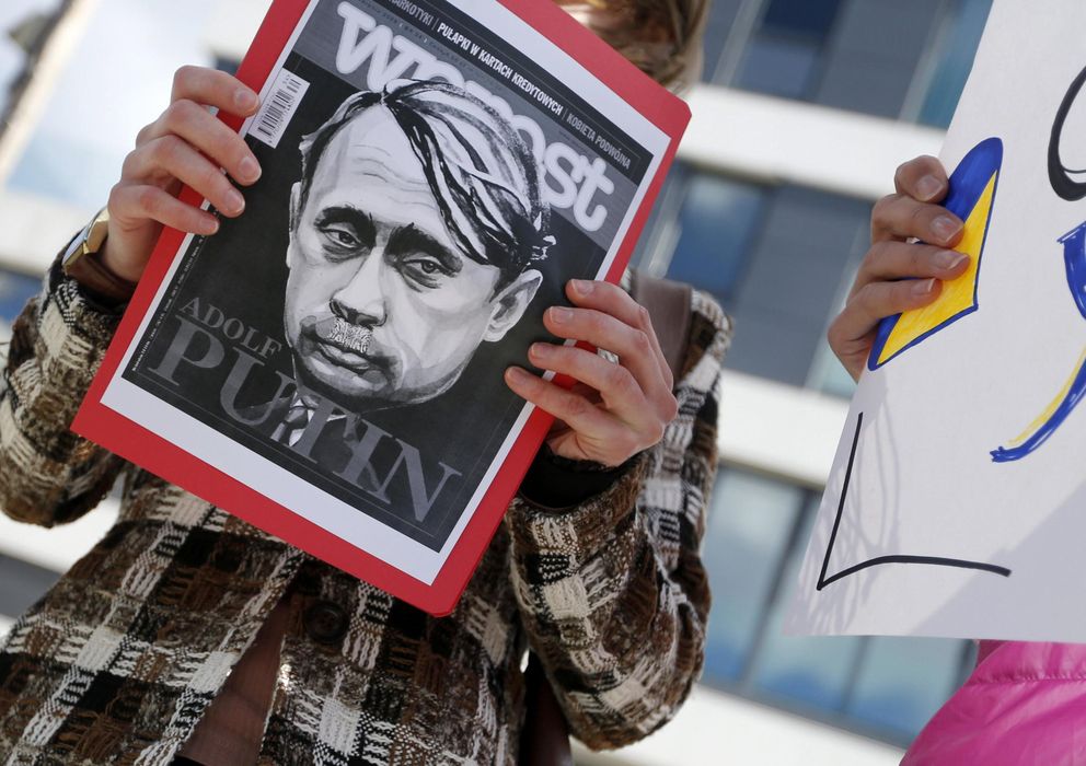 Foto: Una persona sostiene una caricatura del presidente ruso, Vladimir Putin. (EFE)