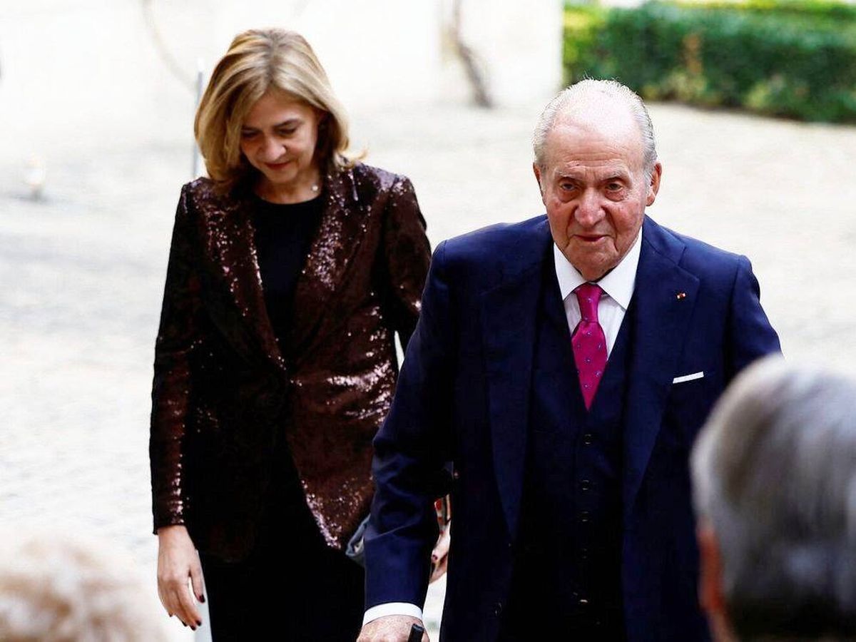 Foto: La infanta Cristina y don Juan Carlos, en el acto de Vargas Llosa en París. (Reuters)