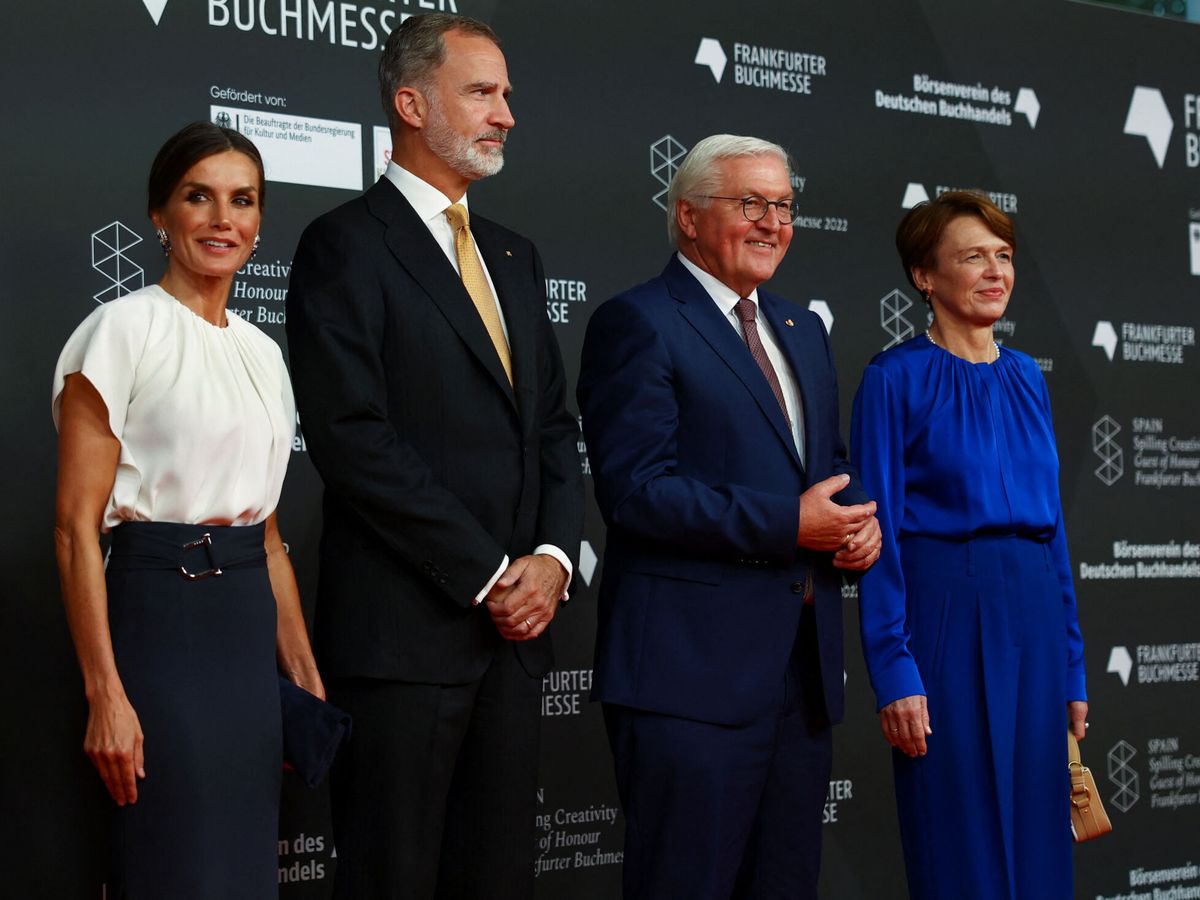 Foto: Los Reyes, junto al presidente de Alemania y la primera dama en Frankfurt. (Reuters/Kai Pfaffebnbach)