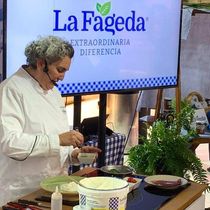 Foto: La chef Pepa Muñoz en el espacio preparado por La Fageda con motivo del Día Mundial del Yogur. (La Fageda/Servimedia)