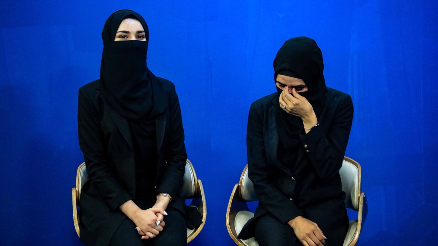 Las periodistas afganas tienen que cubrirse el rostro para salir en antena. (EFE)
