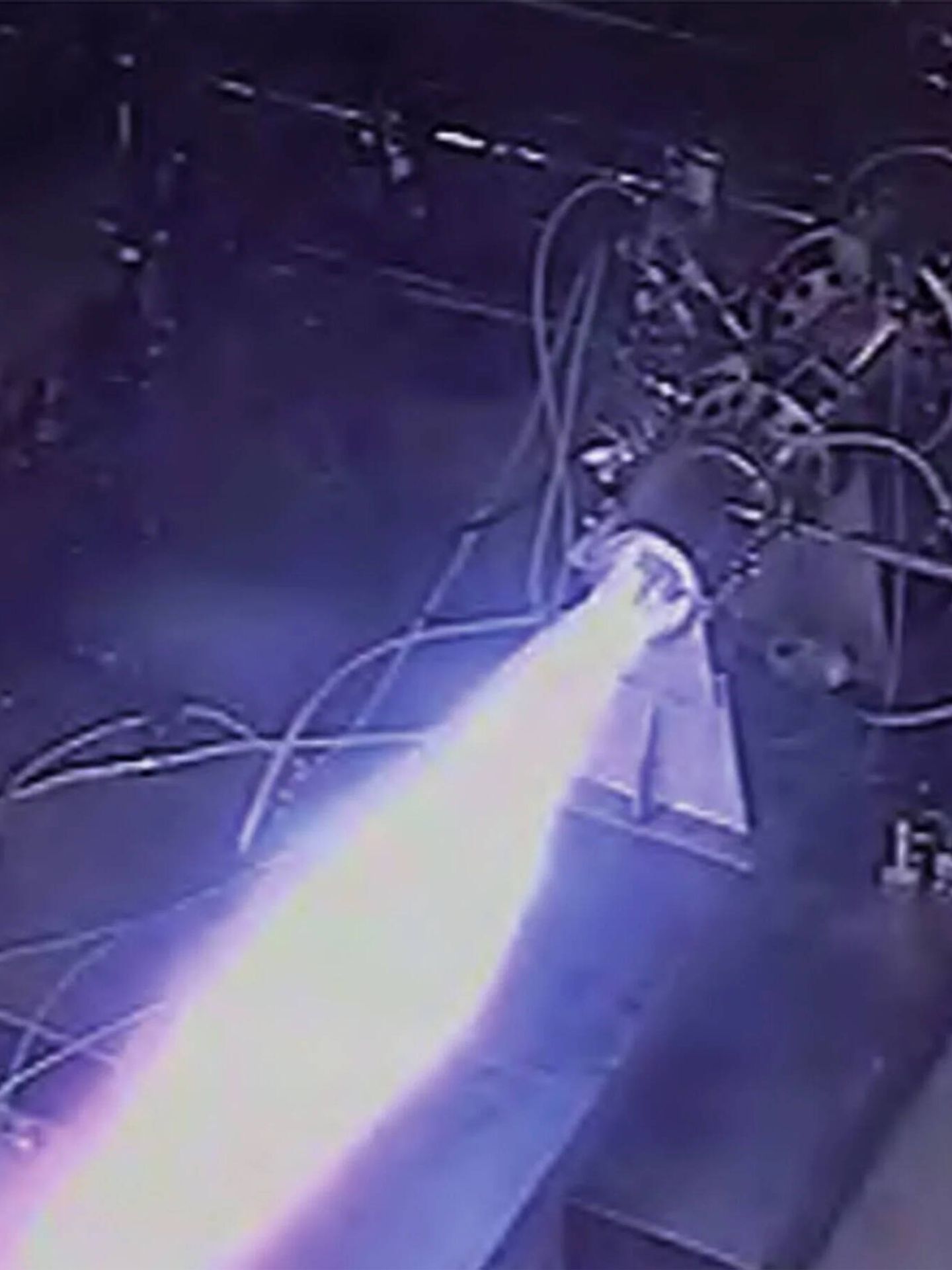 Captura de vídeo del test del motor de detonación hipersónico, que produce una llama azul