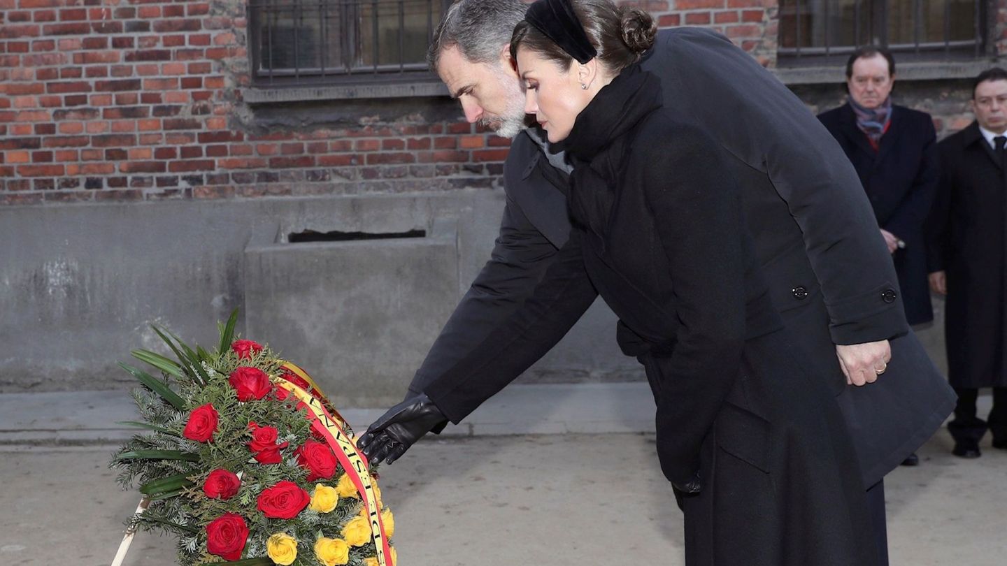 El rey Felipe VI y la reina Letizia, en Auschwitz. (EFE)