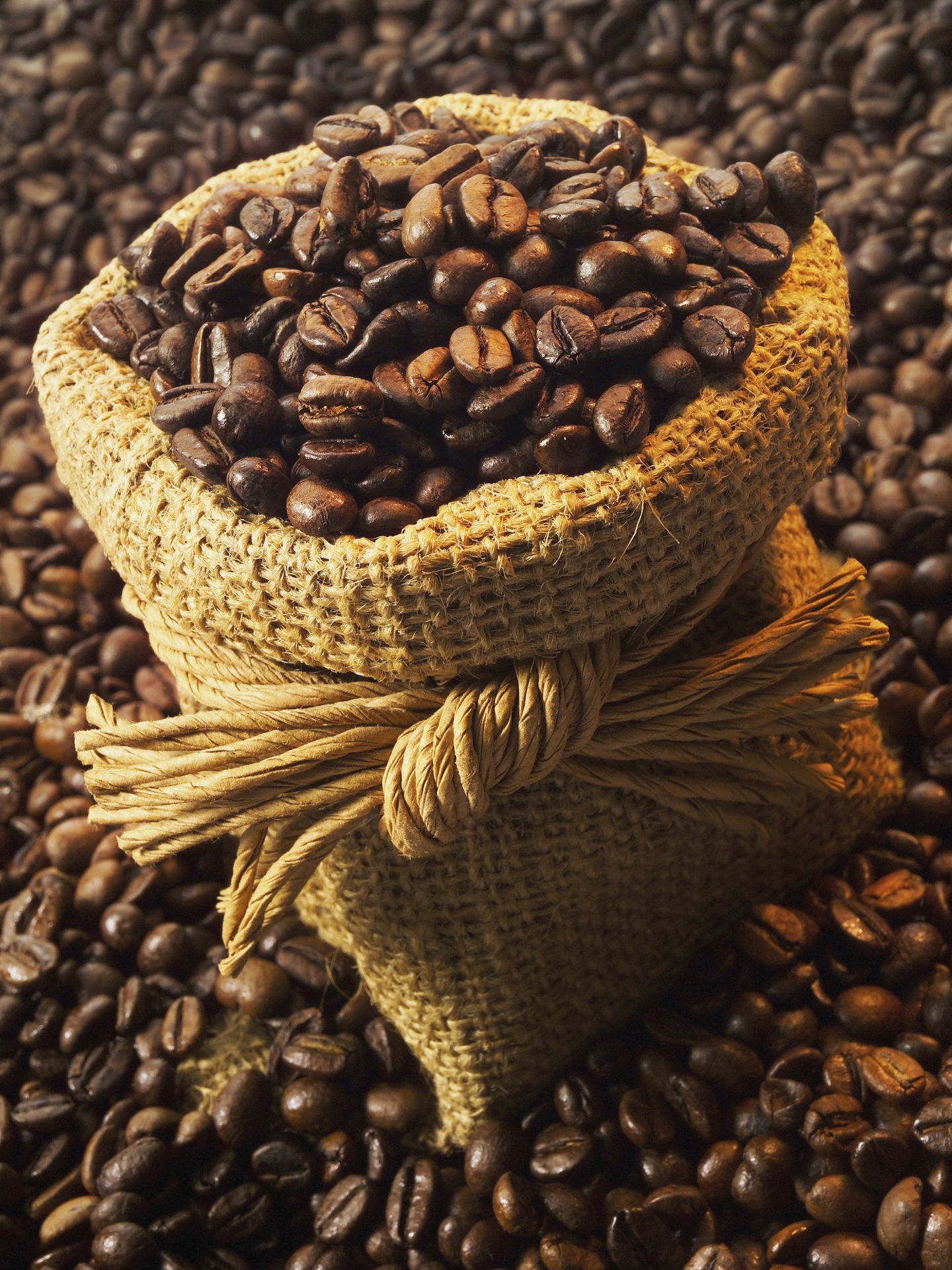 En muchos países es tradición no moler los granos, lo que le da al café un aspecto y un sabor muy diferente. (Corbis) 