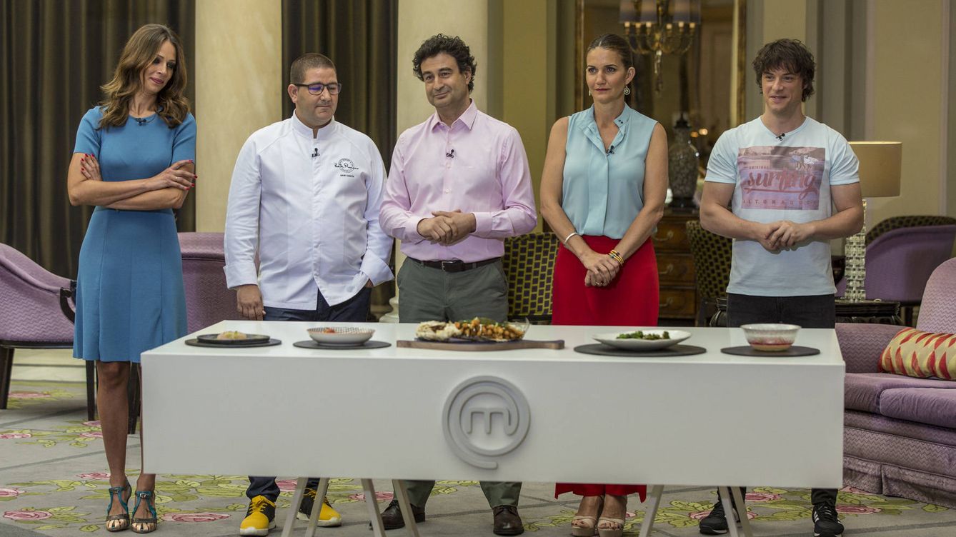 Foto: Eva González y el jurado de 'MasterChef Celebrity' junto al chef Dani García (RTVE)