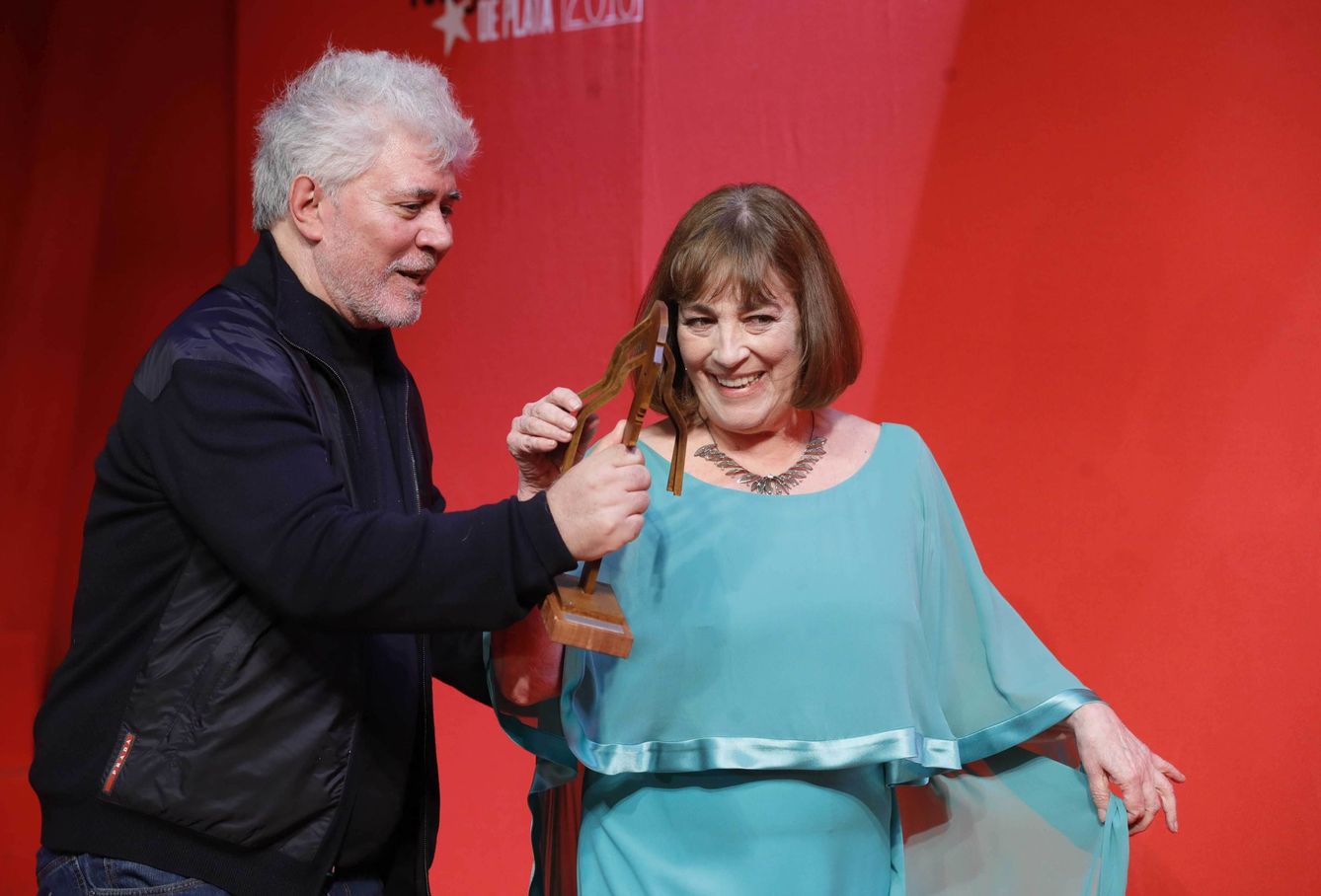 Pedro Almodóvar entrega a Carmen Maura el Fotogramas de Plata de Honor | EFE