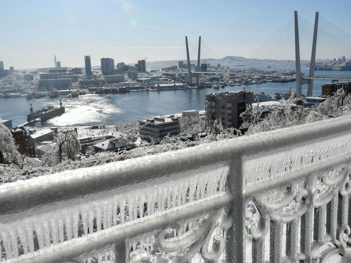 Foto: La lluvia engelante congeló por completo la ciudad de Vladivostok (Reuters/Yuri Maltsev)