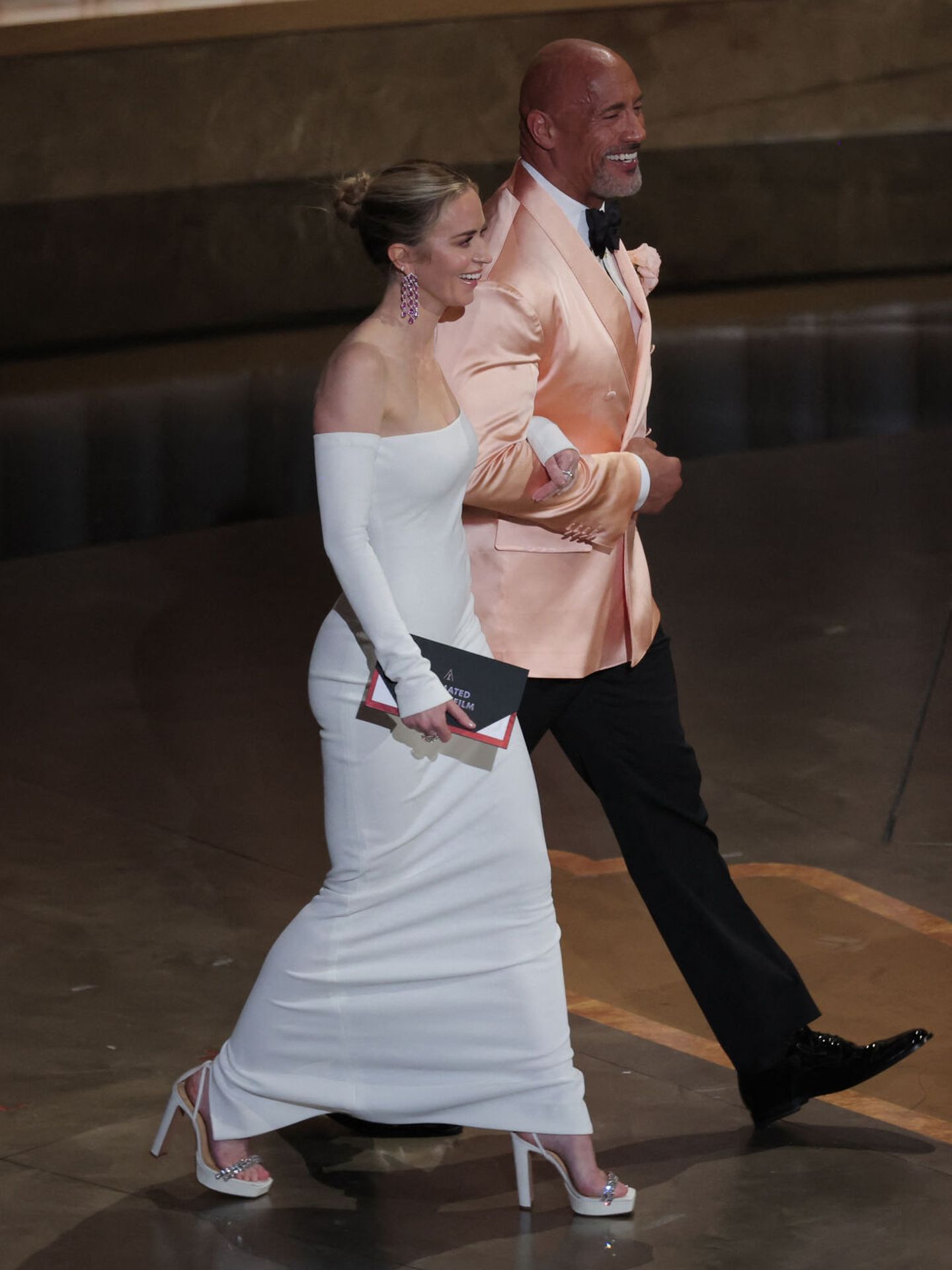 Dwayne Johnson y Emily Blunt, durante la gala de los Oscar. (Reuters/Carlos Barria)