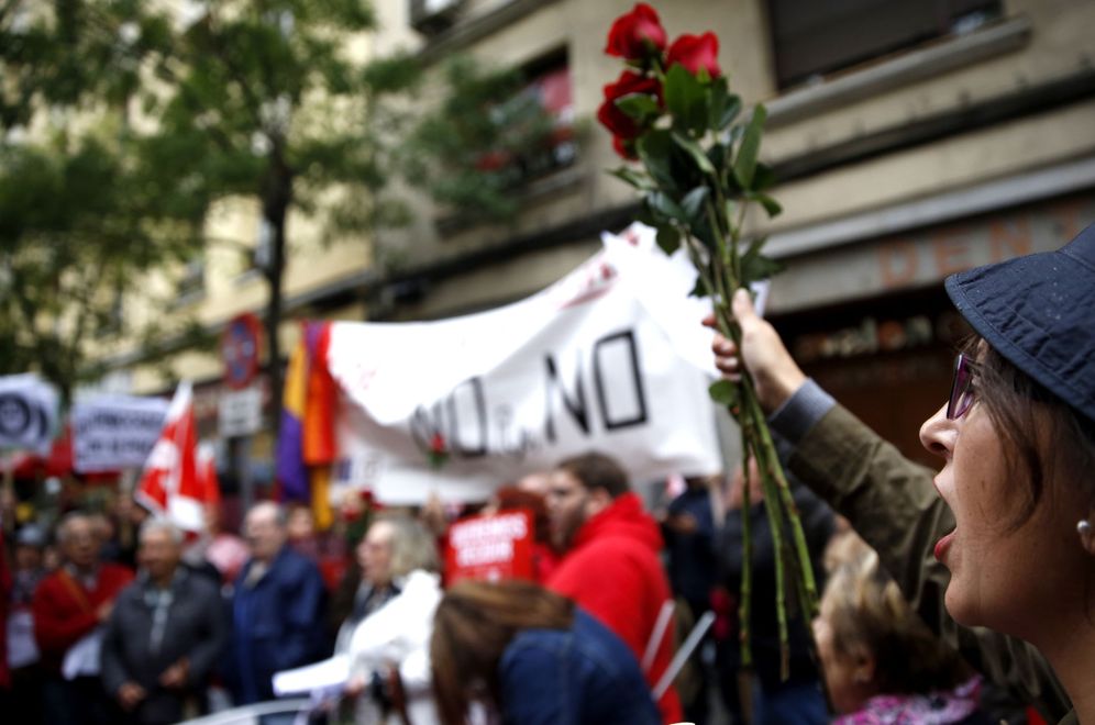 Foto: Concentración ante la sede socialista de Ferraz para pedir que se mantenga el no a Mariano Rajoy, este 22 de octubre. (EFE)