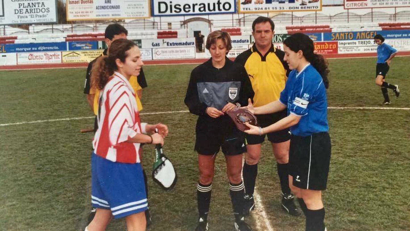 María José Calderón, en una fotografía de su adolescencia jugando al fútbol.