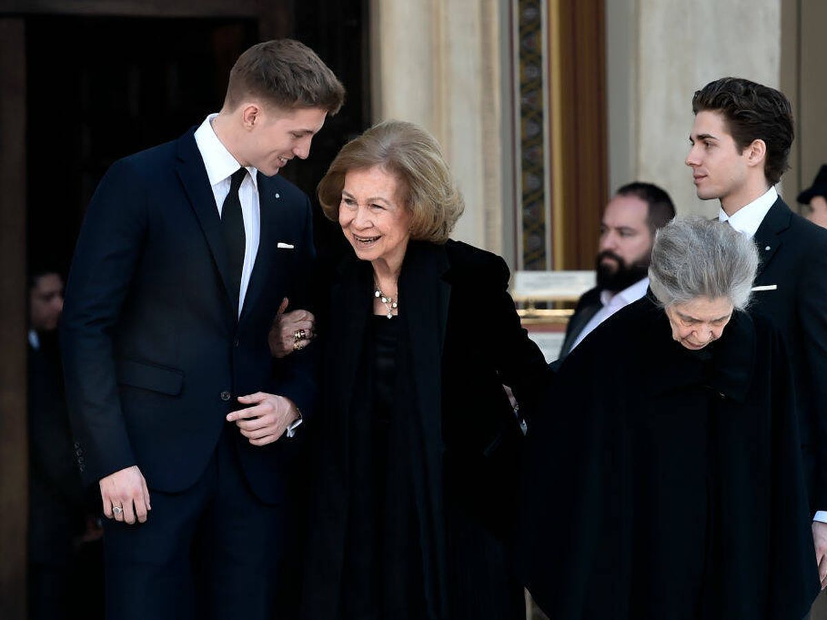 Foto: El príncipe Tino de Grecia, cogido del brazo de la reina Sofía, su tía abuela. (Getty/Milos Bicansk)