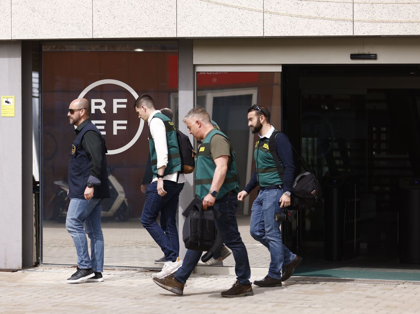 Agentes de la UCO, a la salida de la Ciudad del Fútbol. (Europa Press)