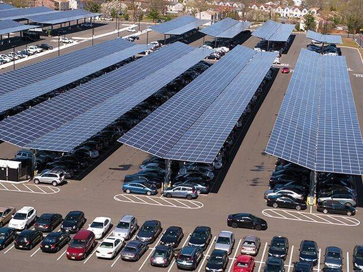 Foto: Un 'parking' repleto de placas fotovoltaicas. (Cedida)