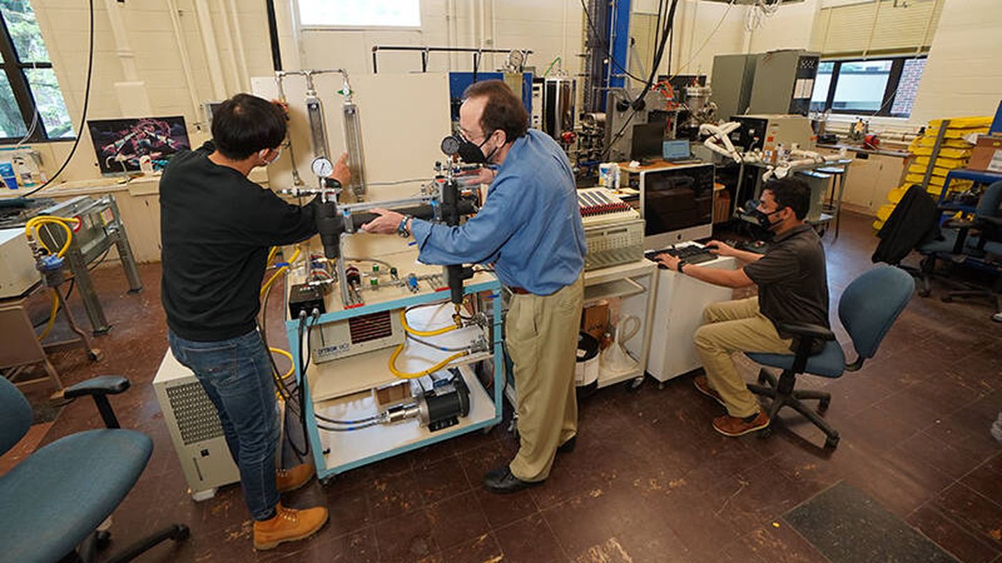 El profesor Issam Mudawar (en el centro) y sus estudiantes en su laboratorio (Purdue University photo/Jared Pike)