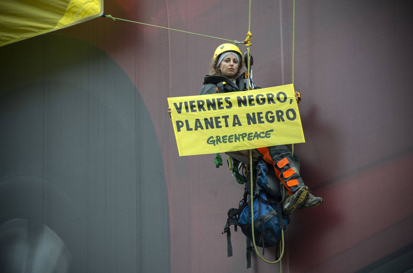 Una activista de Greenpeace despliega una pancarta gigante. (Greenpeace)©Greenpeace/Mario Gómez