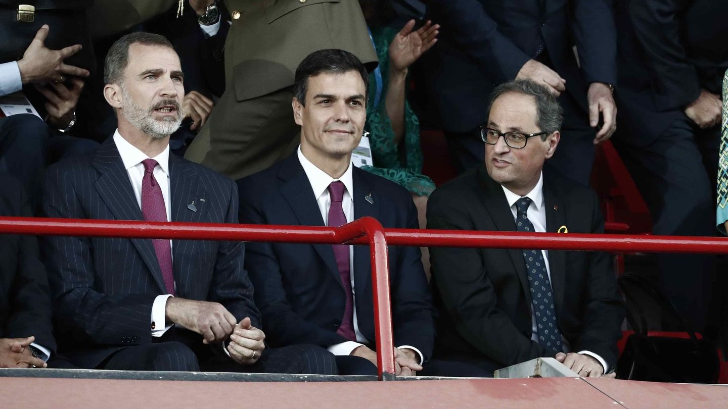 Felipe VI junto al presidente del Gobierno, Pedro Sánchez, y el 'president' Quim Torra. (EFE)