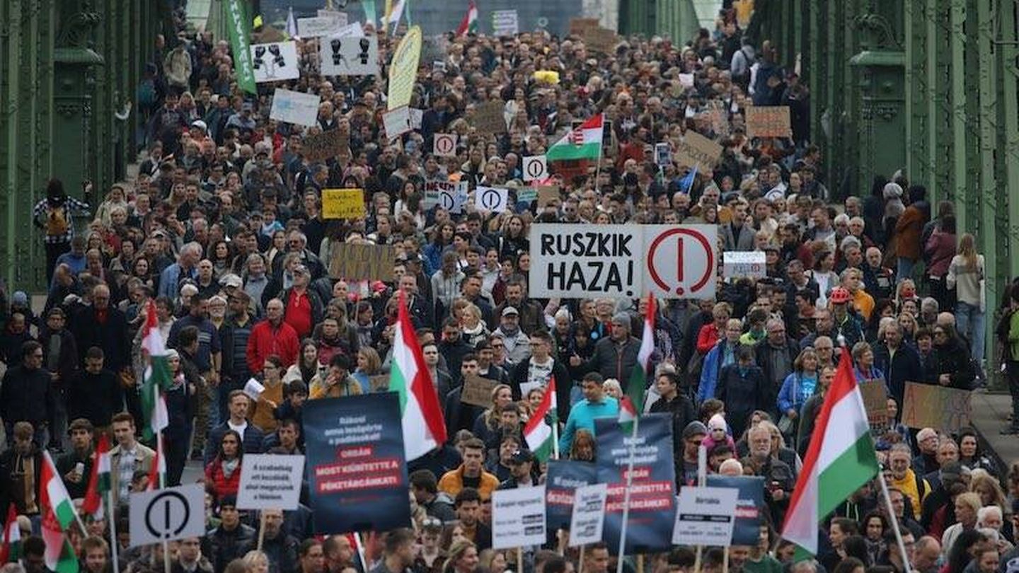 Manifestación en Budapest con mensajes de 'Rusos no'.