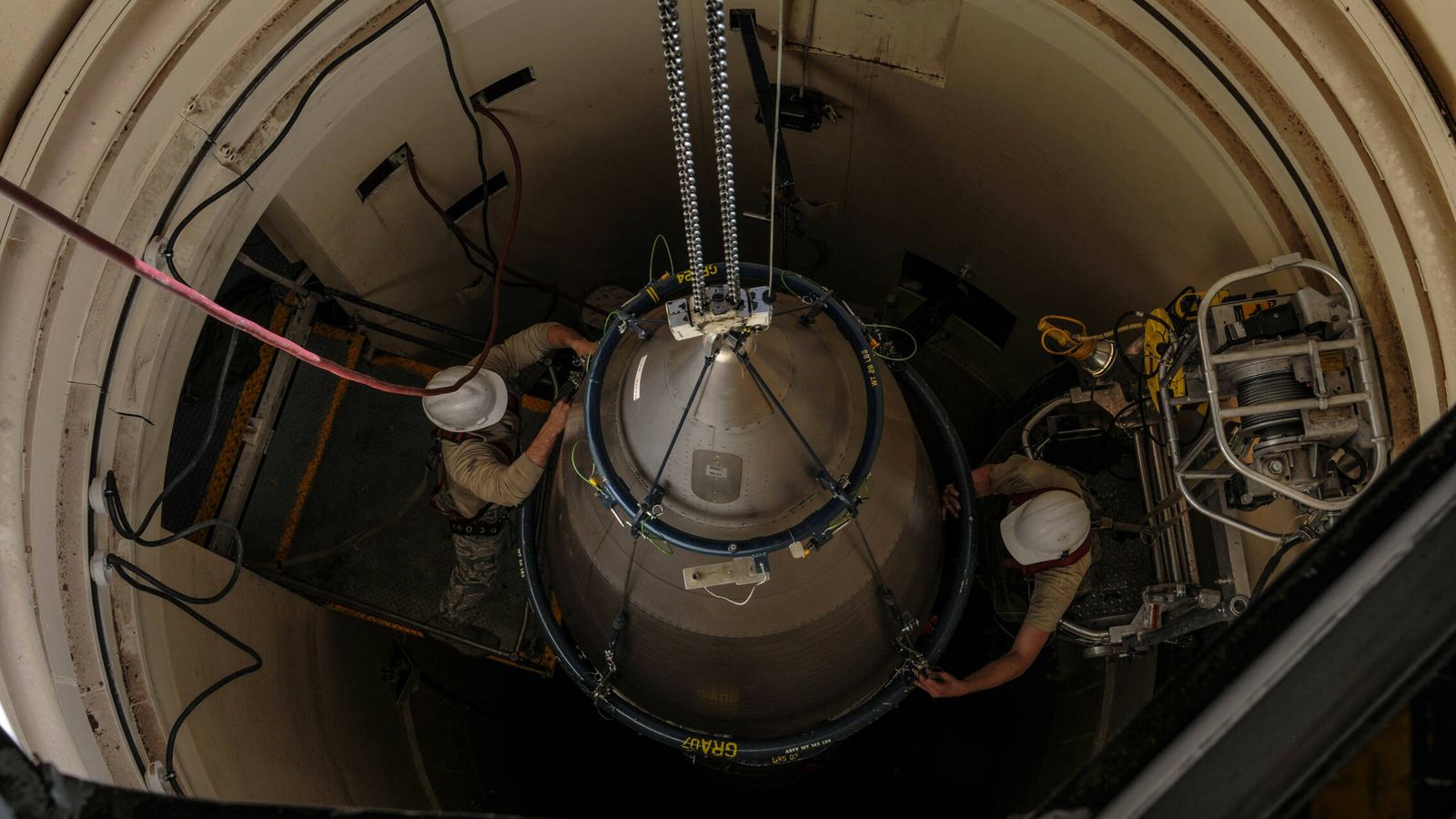 Trabajadores norteamericanos en un silo de misil Minuteman III.