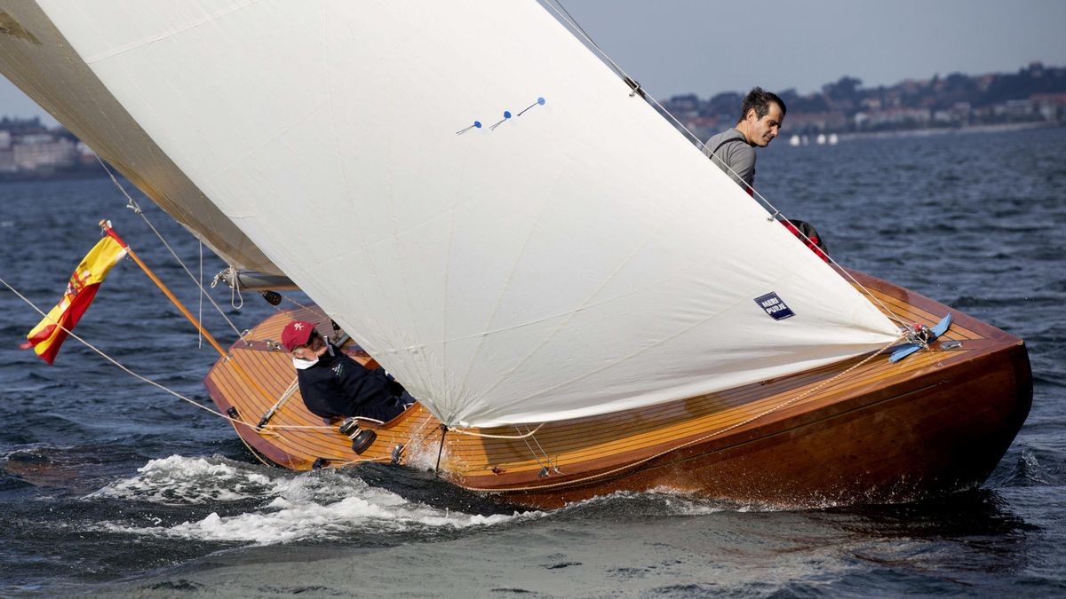 El Rey Juan Carlos navega por primera vez con el nuevo 'Bribón' en Pontevedra