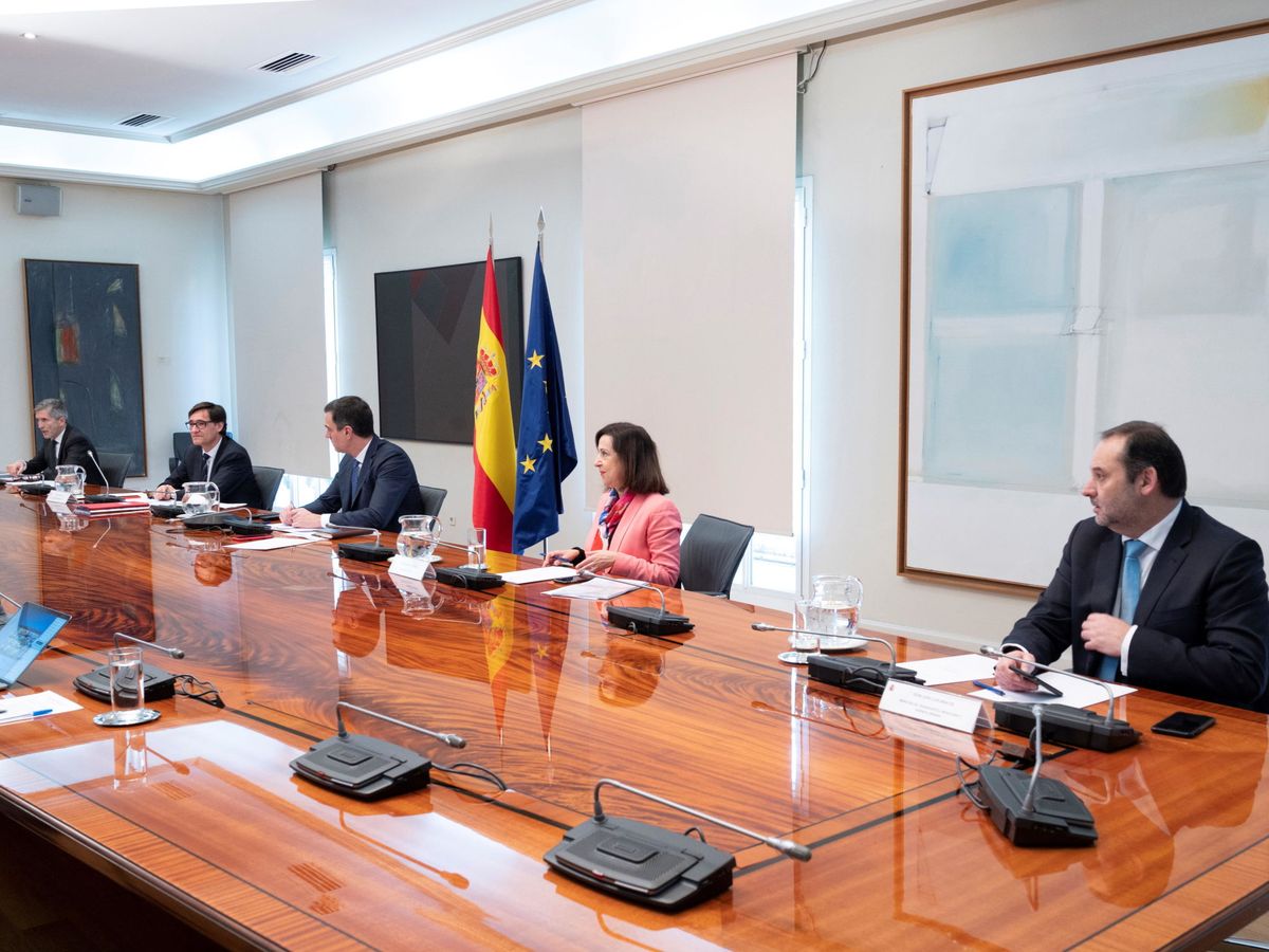 Foto: Pedro Sánchez, con los ministros autoridades delegadas, este 5 de abril en la Moncloa en la videoconferencia de presidentes. (Pool Moncloa). 