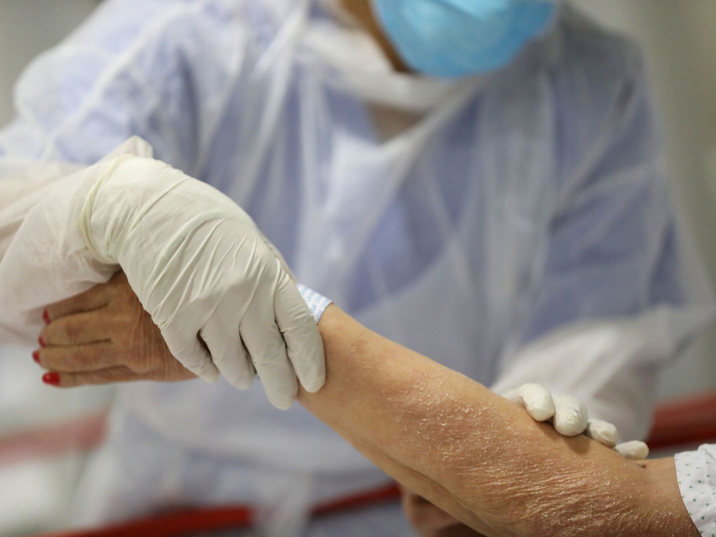 Una trabajadora cuida de una paciente en un hospital de Madrid. (Reuters)