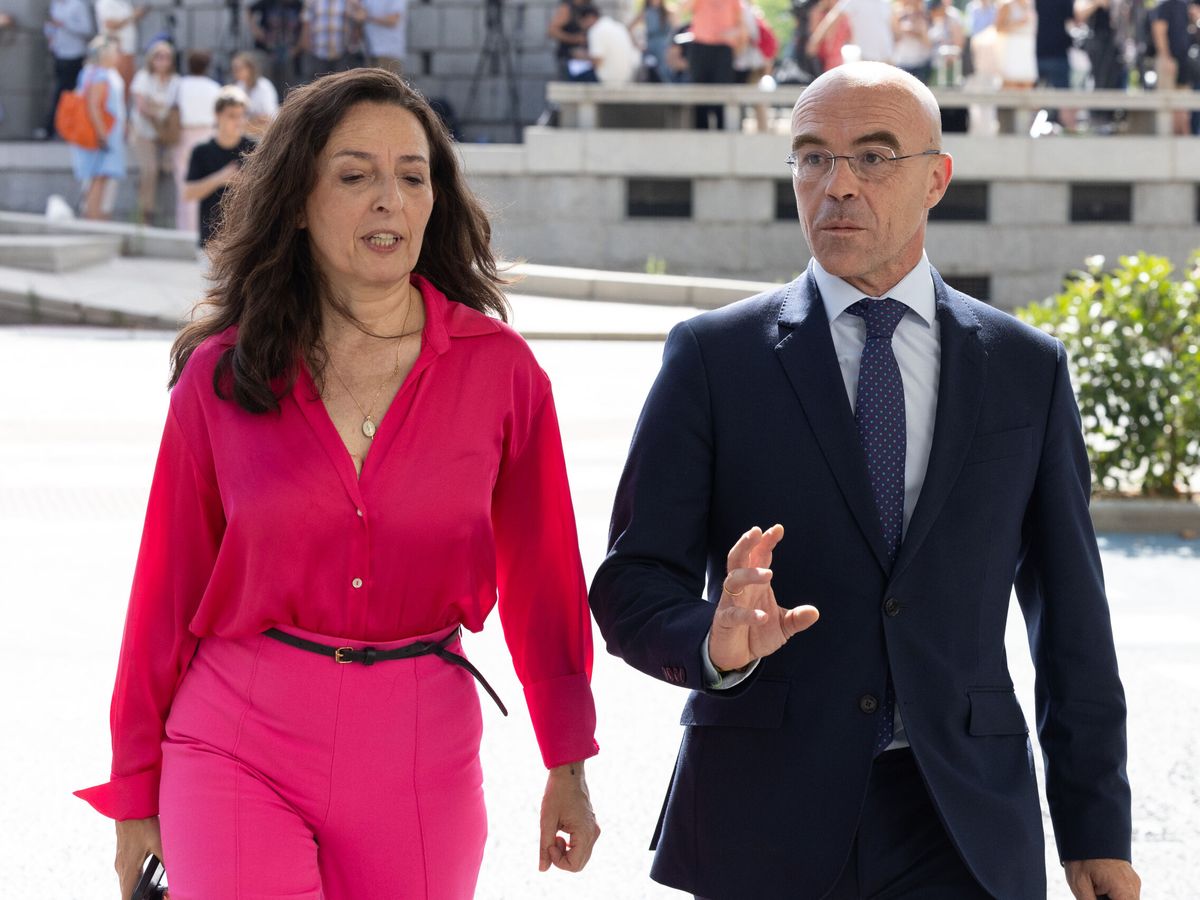 Foto: Los coordinadores nacionales jurídicos de Vox, Jorge Buxadé y Marta Castro, a su llegada este viernes a los juzgados de Plaza Castilla. (Europa Press/Eduardo Parra)