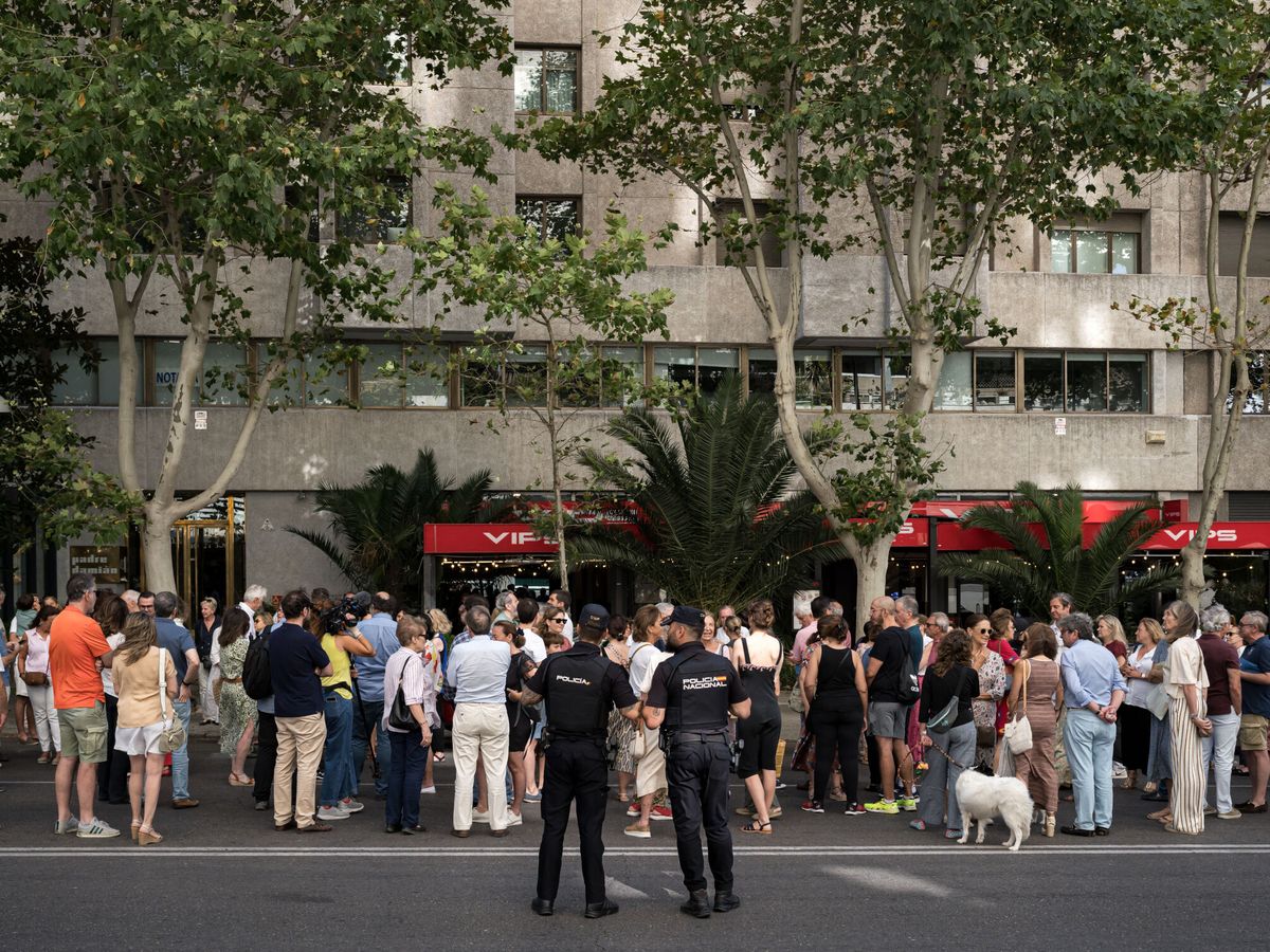 Foto: Decenas de personas durante una concentración silenciosa de duelo por la muerte de un hombre tras un concierto de Karol G. (Europa Press/Diego Radamés)