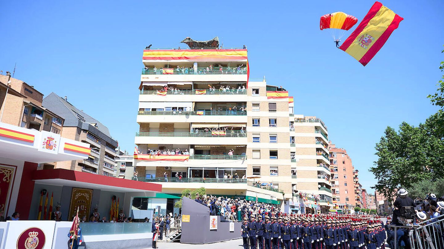 El paracaidista con la bandera de España. (LP)