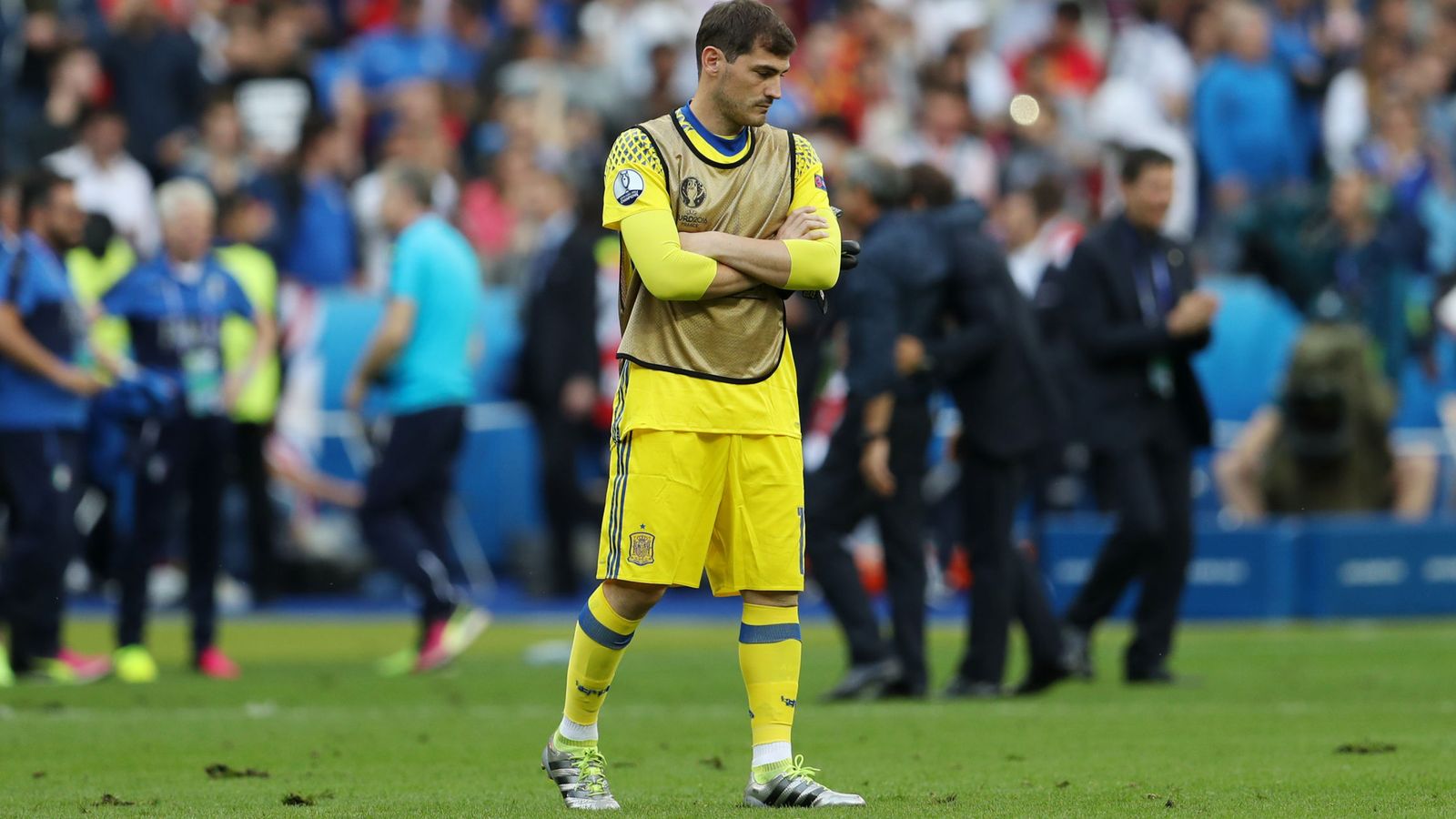 Foto: Casillas, cabizbajo, tras la derrota de España ante Italia en octavos. (Reuters)