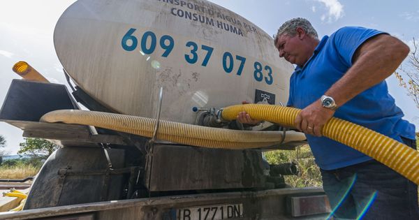 Foto: Una cisterna llena un depósito en Mallorca el verano pasado. Cada vez más pueblos dependen de ellas. (EFE)